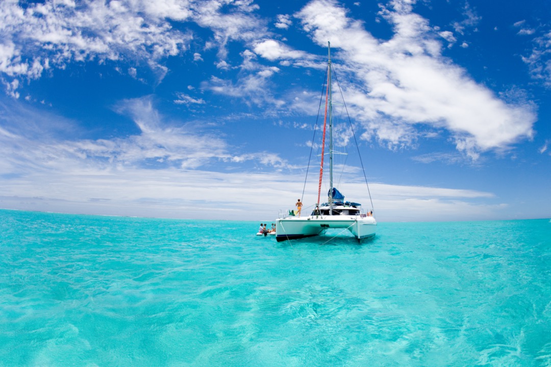 Comparatif des meilleures destinations pour apprendre le catamaran
